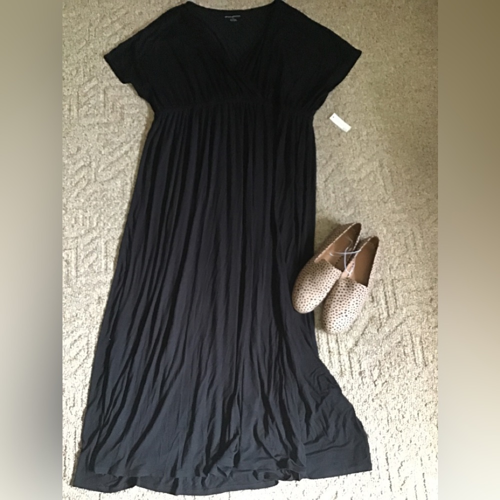 Women’s black V-neck new with tags, Long, Amazon essentials dress Cc